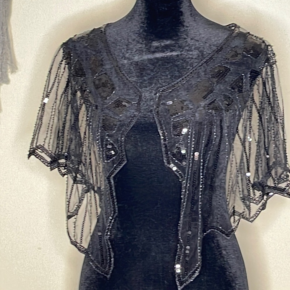Black sequenced cap